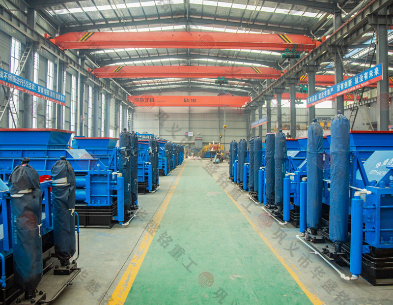 處理建筑廢料用什么設(shè)備？破碎紅磚用雙齒輥破碎機好嗎？