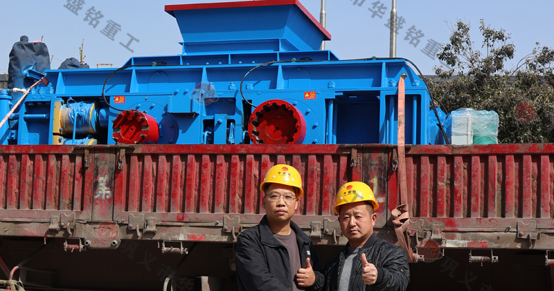 鵝卵石制砂用什么破碎機？推薦對輥機價格不貴還耐用